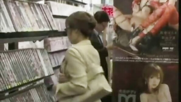 娇小的少女在她紧的娘们里有一只猪啄木鸟