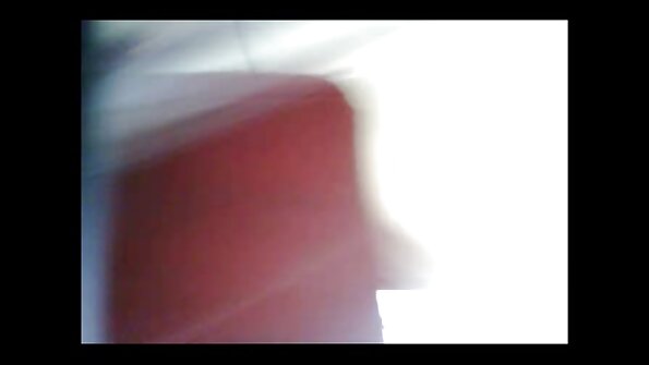 漂亮的妓女和一个肮脏的老男人在一个热门的场景中他妈的