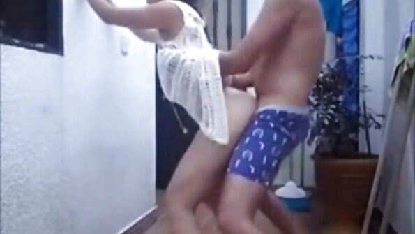 带辫子的性感少女进行色情按摩