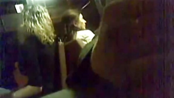 有小奶子和年轻男朋友的晒黑女孩的性行为