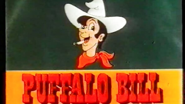 短发金发女郎被一个高个子男人撞了