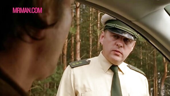 瘦亚洲美女不慌不忙地用振动器自慰