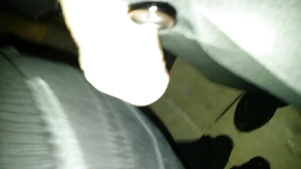 裸泳辣妹在游泳池里有一个女同性恋三人行