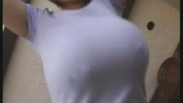 滑溜溜的黑色屄打开把他的白色鸡巴球深