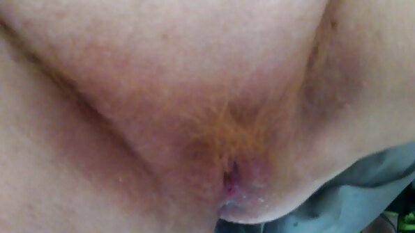 放荡的青少年和她的继母一起热辣的三人行