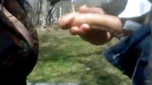 捆绑老家伙在游泳池旁边乱搞一个丰满的金发女郎