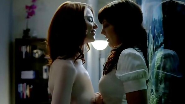 穿长袜的少女在处理阴茎时出汗很多