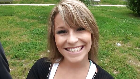 青少年在顶级骑和磨他的鸡巴，直到她射精