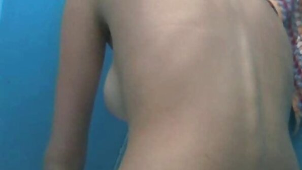 三个娇小的青少年享受高清性感按摩