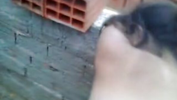 两个热心的金发女郎在三人行中被性交