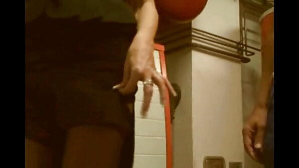 两个女孩今天在一些圣诞灯旁边舔假阳具