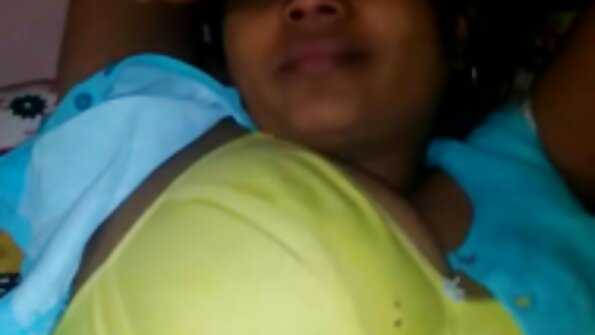 两个热辣的荡妇在足球场玩一些大球