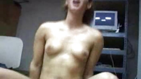 当母狗被撞的时候，两个大胸部和一个漂亮的屁股在摇晃