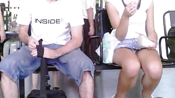 来自同一所大学的两个荡妇在三人行中与一个家伙玩