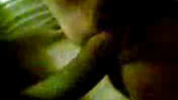 两个女人在骑着鸡巴时互相亲吻