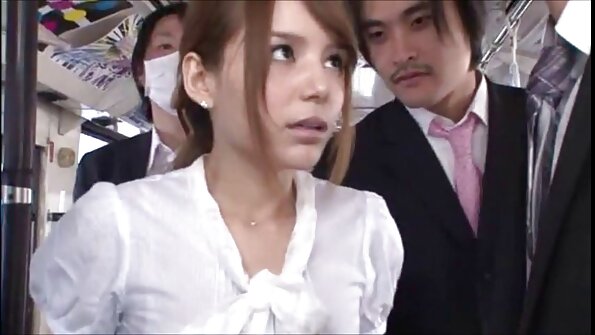 两个年轻的宝贝正在被他们的角质男螺柱殴打