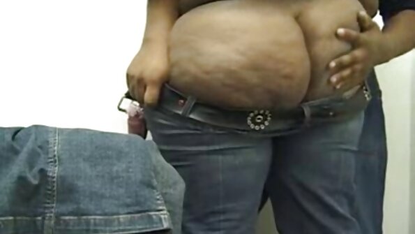 大胸部的女人被拍到为镜头张开双腿