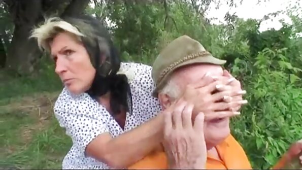 娇小的日本女学生准备好进行一些淫乱的性行为