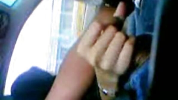 漂亮的黑发美女在活跃的性行为的帮助下燃烧卡路里