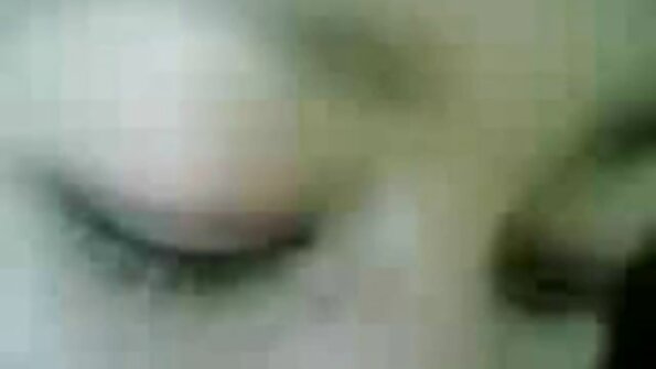 漂亮的红发女郎享受与墨迹斑斑的朋友不紧不慢的性爱