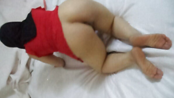 与可爱的黑发女孩在行动中的浪漫性爱场景