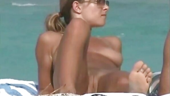 剃光的白皮肤小妞在浴室里被钻