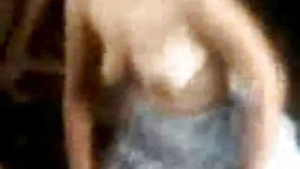 短发熟女在瑜伽地毯上与拉丁青少年玩得开心