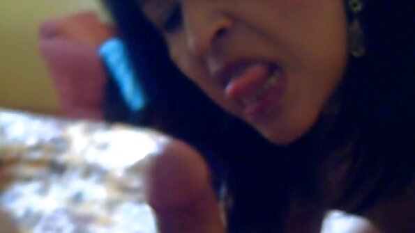 来自日本的害羞女孩在 pussyfucking 期间不会脱掉阴影