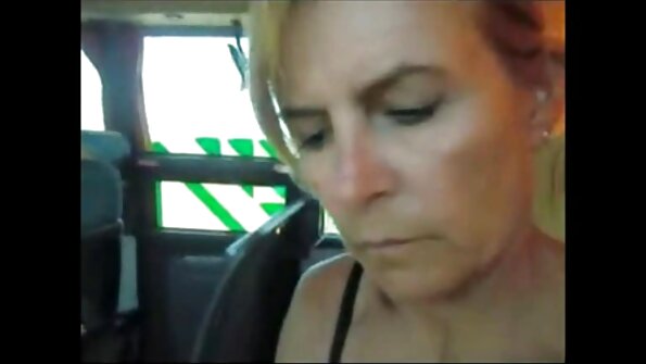 黑头发的放荡亚洲婊子得到一口大鸡巴