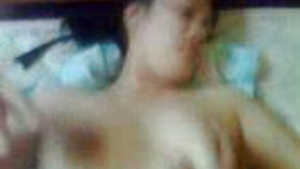 热气腾腾的女孩教她的朋友如何打女人的屁股