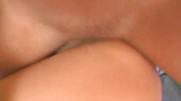 令人惊叹的亚洲性爱满足幸运游客的所有需求