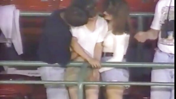 可爱的女孩被大玩具肛交和肛门刺激