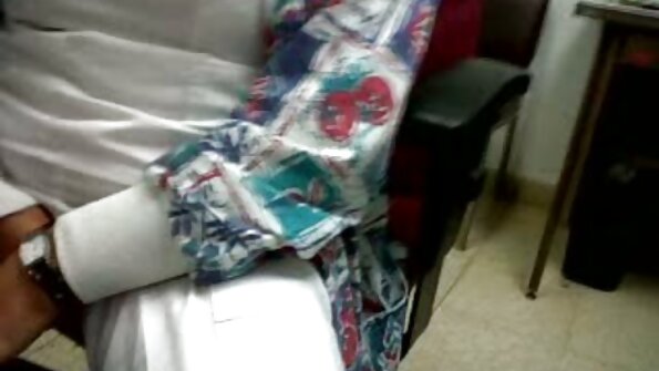 小女人在镜头前捧起她的天然乳房并弯下腰