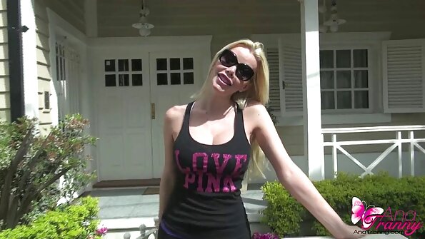 两个女朋友允许他们的邻居加入他们的卧室