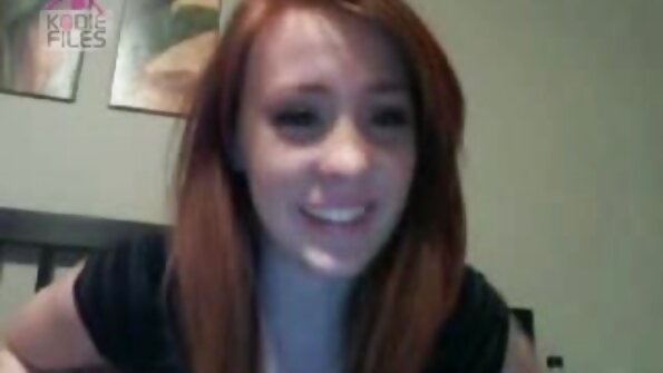 两个女孩让她们的阴户在沙发上很好地连接起来