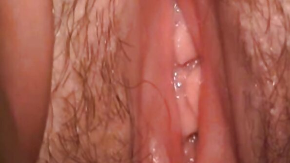 两个女孩照顾一个男人，他也照顾他们