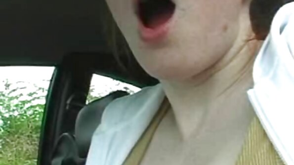 桌子上有两个辣妹，在三人行中操一个花花公子