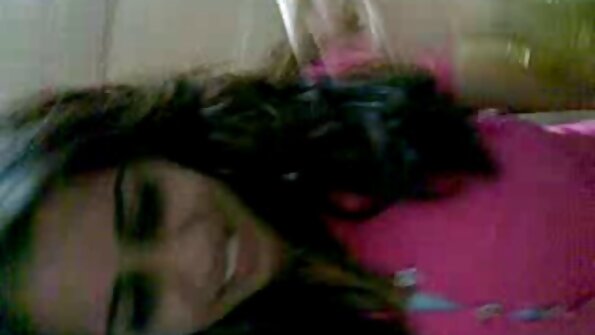 两个性感的女人被一个大家伙的鸡巴撞了