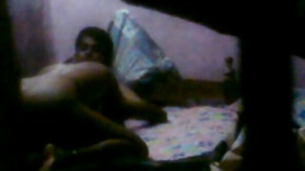 两个少女正在玩他们最喜欢的性玩具