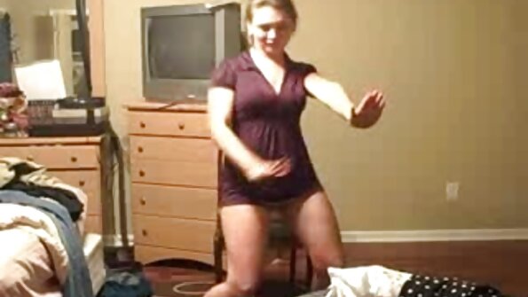 两个女人在三人行中互相做女同性恋