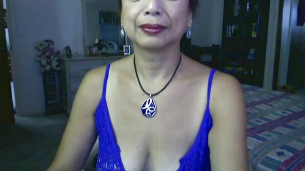 Twp 黑人女孩今天正在照顾一只大白啄木鸟