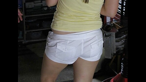 性感丝袜的白色可爱被一只黑色的大公鸡性交