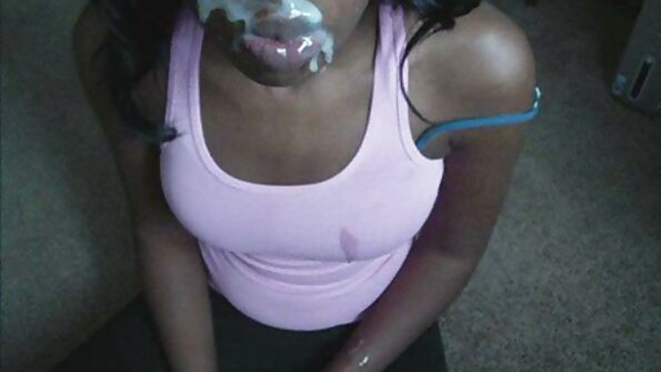 Xander Corvus 吮吸 Karma RX 的乳头，因为她骑着他的鸡巴