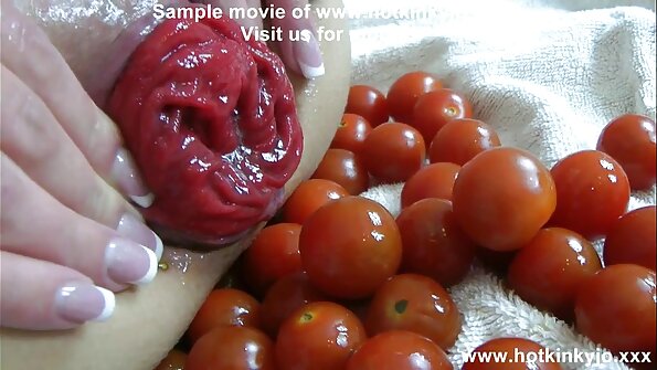 年轻夫妇使用多种方式来获得美妙的快感