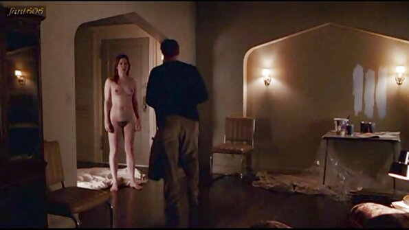 年轻的女同性恋者用他们的玩具探索肛门乐趣