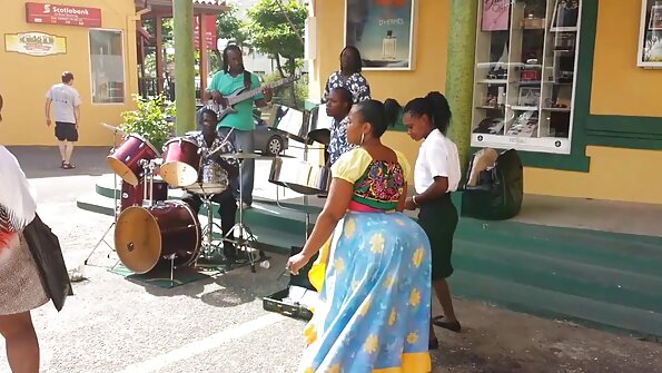 娇小的少女命运克鲁兹在热 POV 场景中骑着一只大公鸡