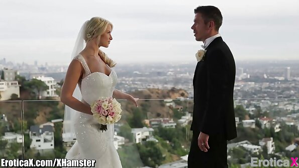 色情明星在老板的阴茎上进出她的阴户下车