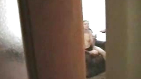 色情明星辣妹戏弄那个屁股为巨大的鸡巴肛交