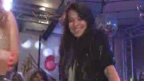 俄罗斯女孩尝试在镜头前不穿衣服摆姿势