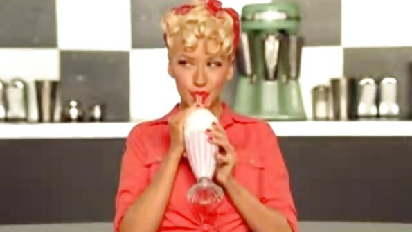 性感的金发小兔子需要一根粗肉棒在她紧绷的阴道里